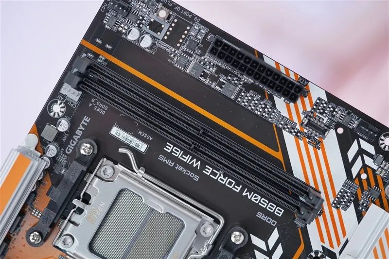 千元大廠主板！技嘉戰鷹B850M FORCE WIFI6E評測：一鍵降低9ns內存延遲