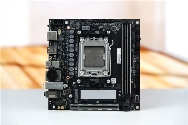 小體積不將就！七彩虹iGame B850I MINI OC V14主板評測：同級唯一異步超頻 一鍵釋放X3D滿血性能