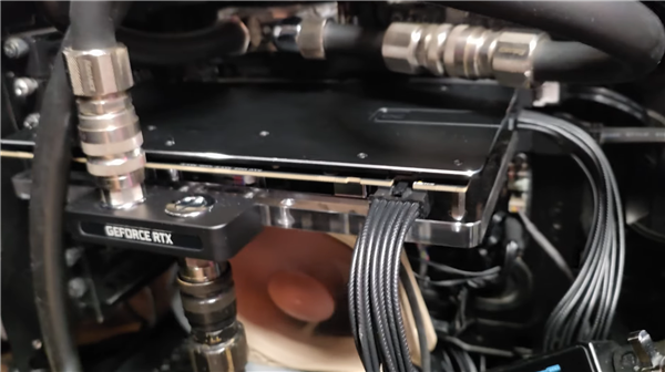 硬核魔改！手搓双12V-2x6接口RTX 5090：成功实现负载均衡