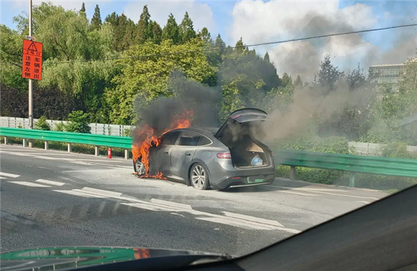 智界R7上海外環(huán)高速起火 鴻蒙智行回應：非車輛自身原因?qū)е? class=
