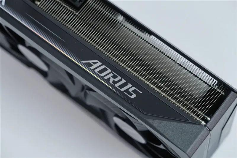 技嘉RTX 5070超级雕评测：DLSS 4让中端显卡也有顶级游戏体验