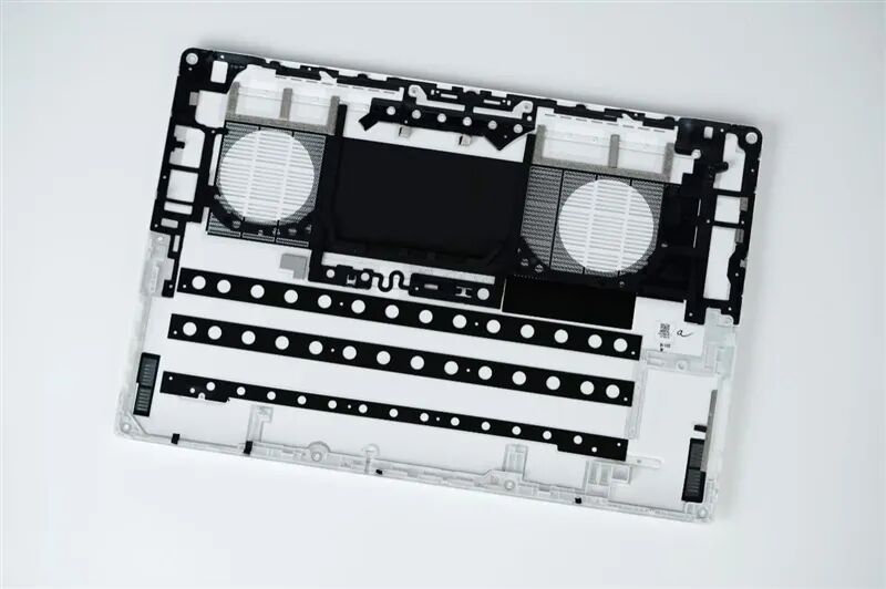 核顯本竟敢賣到萬元級別！榮耀MagicBook Pro16 2026全面評測：88W滿血 + 92Wh續(xù)航，這可能是史上最強的核顯本
