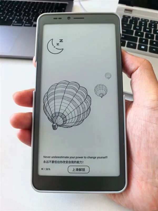 海信墨水屏手機A10真機首秀！磁吸彩色LCD背屏 一鍵切換雙屏