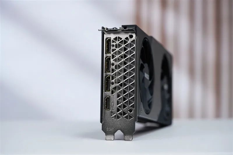 映众RTX 5060 Ti曜夜16GB显卡评测：小巧简约 DLSS 4表现亮眼