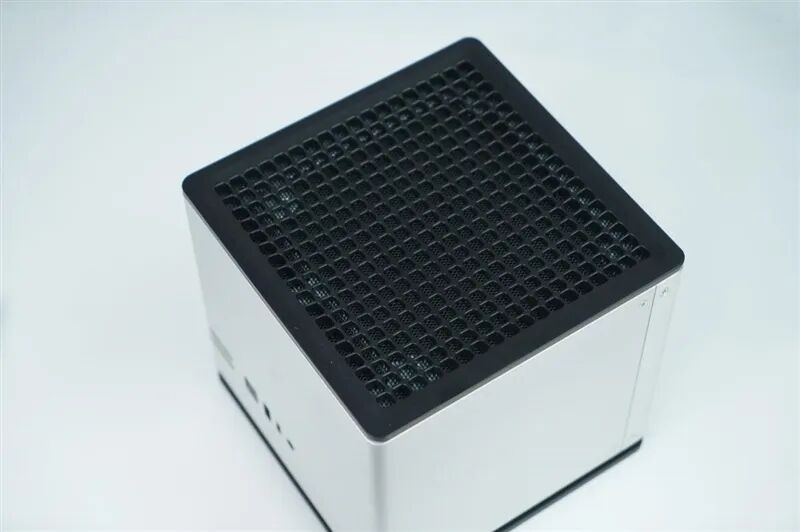 功耗提升30% 溫度降低20度！abee AI Station 395 Max迷你液冷工作站評測：685B超大模型也能運行