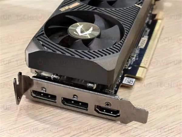 索泰、技嘉都有半高式刀卡RTX 5060：都是三風扇