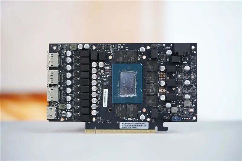 影驰RTX 5070 Ti金属大师白金版OC评测：全新设计 颜值也追上性能和做工