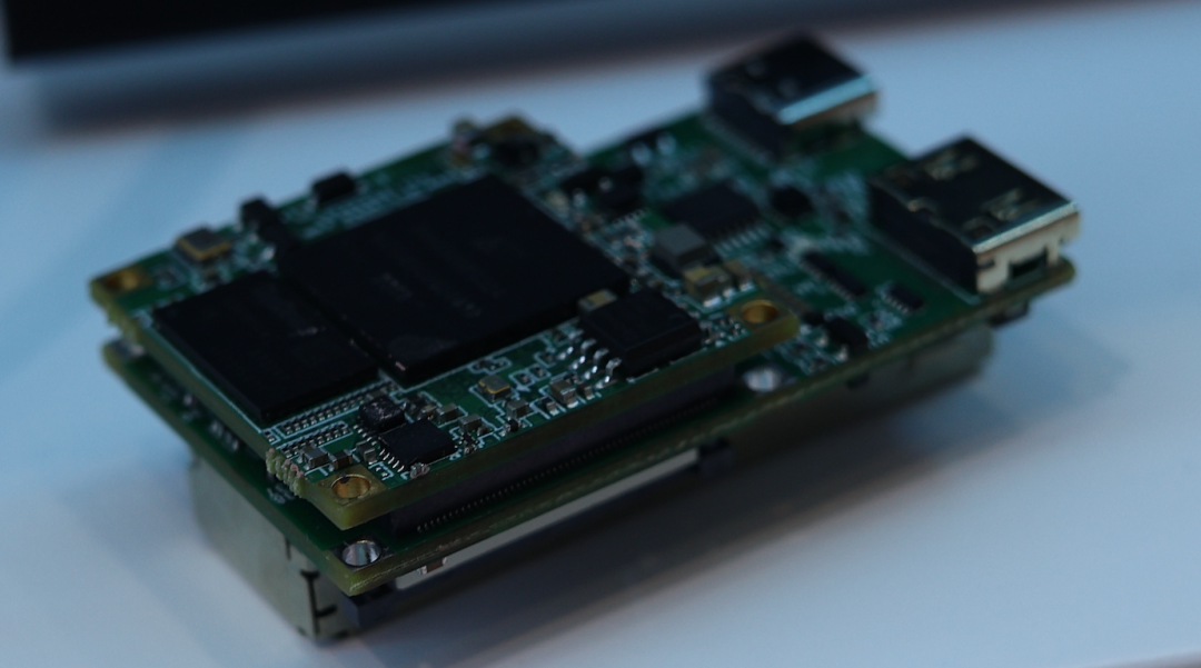 這個是 FPGA 的一個光模塊，是安路