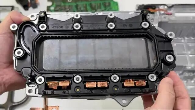 拆解小米SU7逆變器:這幾個設計非常亮眼-有駕 拆解小米SU7逆變器:這幾個設計非常亮眼-有駕