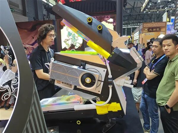 國(guó)產(chǎn)自研GPU從0到1破曉時(shí)刻！礪算首秀ChinaJoy：LX 7G100現(xiàn)場(chǎng)開(kāi)跑黑神話(huà)