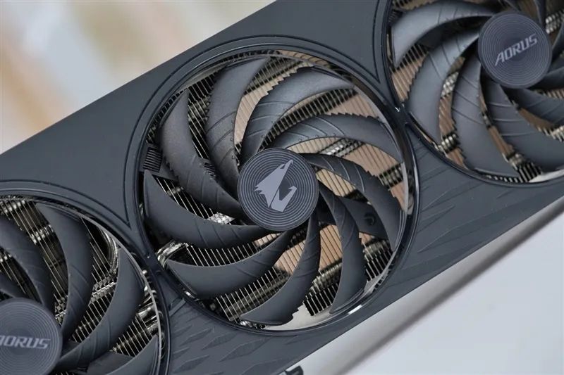 技嘉RTX 5060小雕首发评测：超越RTX 4060 Ti！2K也有一战之力