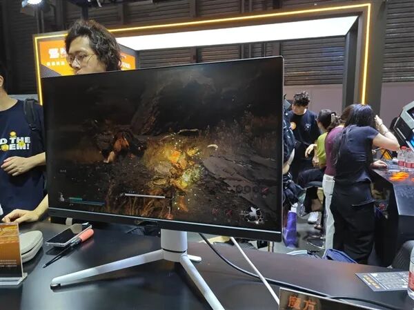 國(guó)產(chǎn)自研GPU從0到1破曉時(shí)刻！礪算首秀ChinaJoy：LX 7G100現(xiàn)場(chǎng)開(kāi)跑黑神話(huà)