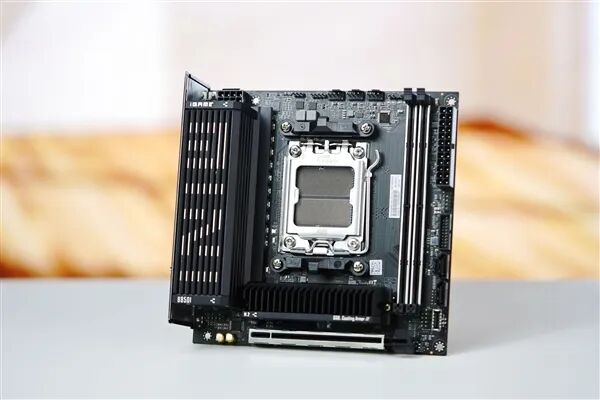 小體積不將就！七彩虹iGame B850I MINI OC V14主板評測：同級唯一異步超頻 一鍵釋放X3D滿血性能