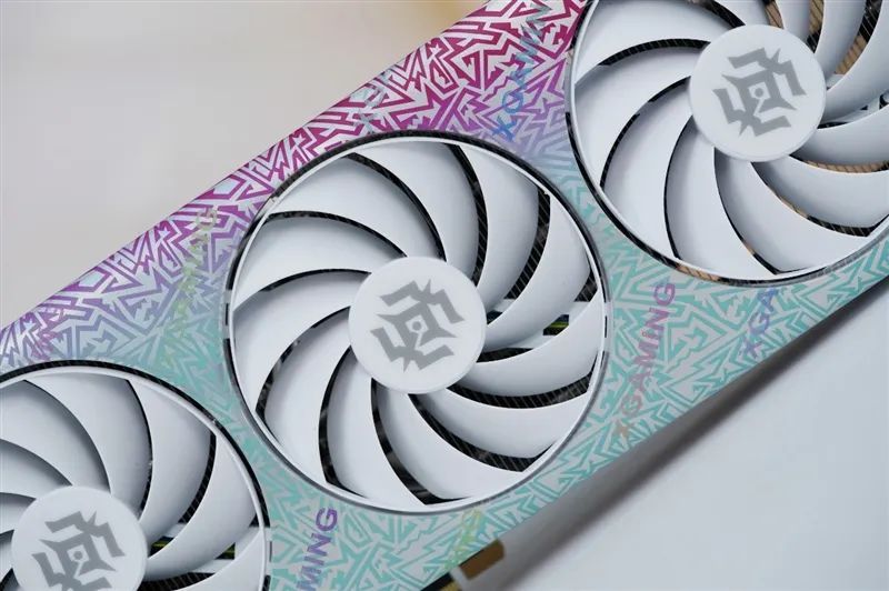索泰RTX 5070 XGAMING OC显卡评测：极具个性外观之下 仍是游戏利器