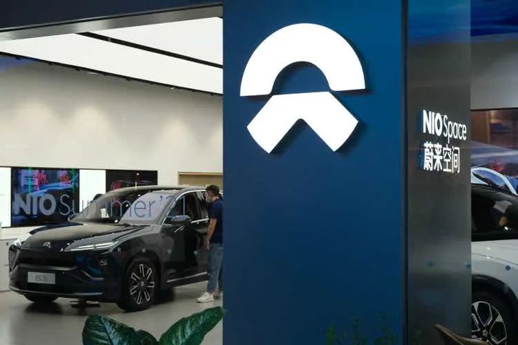 NIO 商店标志和电动汽车商店中的顾客