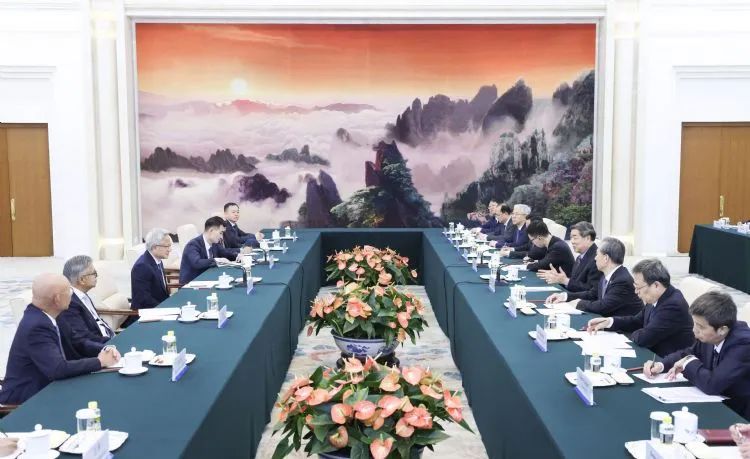 4月17日晚间黄仁勳进入人民大会堂，受到中共中央政治局委员、国务院副总理何立峰的接见，黄仁勳最新中国行已经跃居热搜新闻。法新社