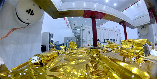 平均年齡僅22歲！哈工大學生團隊手搓5cm超薄衛星上天 外形酷似飛碟