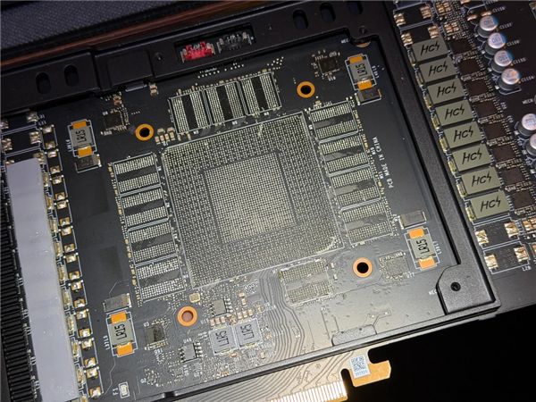 花1000多買RTX 4080想撿漏：拆開發現就一塊空板！GPU、顯存一個不剩
