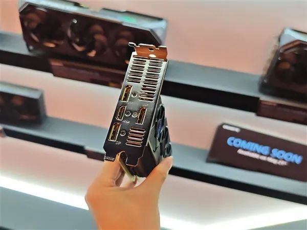 索泰、技嘉都有半高式刀卡RTX 5060：都是三風扇