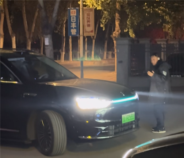 問界M9無人自動泊車 保安大爺上前指揮！結果發現車內沒人看懵